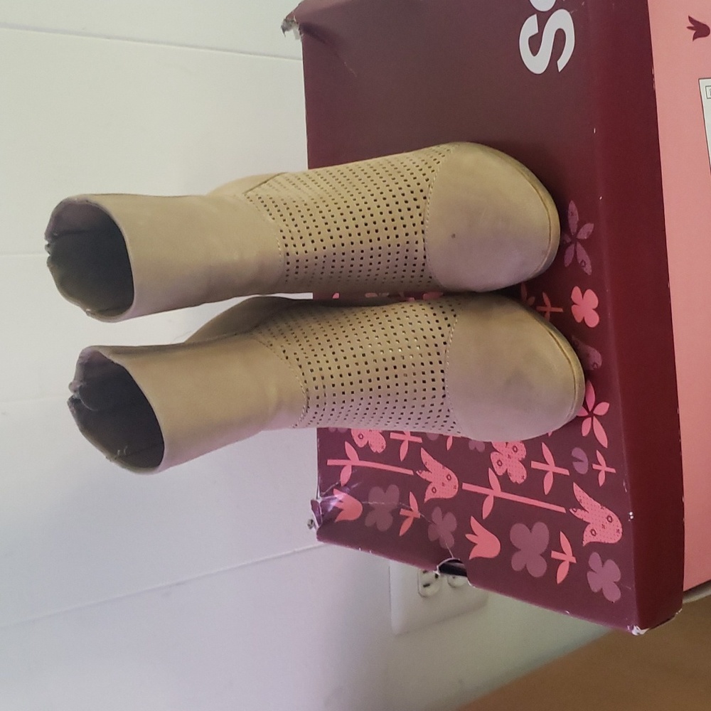" SO ", heeled shoes for women color "TAN".